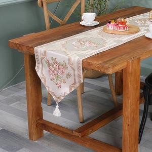 Klassischer Tischläufer mit Blumenstickerei in Apricot mit Quastenverzierung