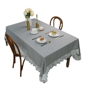 Graue Leinentischdecke mit weißer Spitze für minimalistische nordische Esszimmerdeko