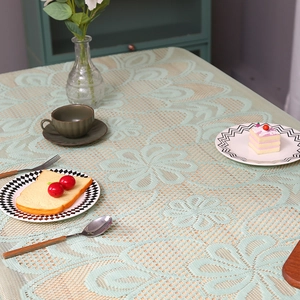 Nappe en dentelle vert menthe avec motif floral évidé pour décoration de table moderne
