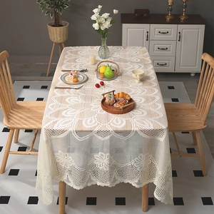 Détail de nappe en dentelle crème avec crochet floral évidé et bords festonnés délicats
