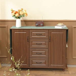 Chemin de table moderne minimaliste avec dorure sur buffet en bois de noyer à quatre tiroirs