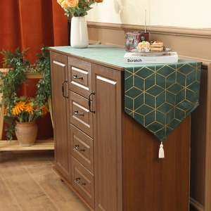 Chemin de table moderne en velours vert émeraude avec motifs dorés et glands blancs
