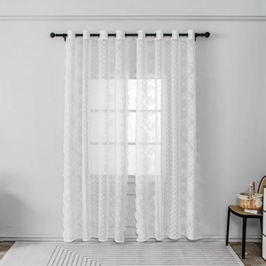 Eleganti tende in pizzo bianco floreale con occhielli per arredo soggiorno accogliente