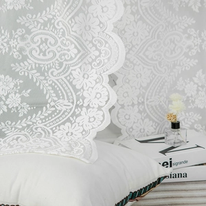Elegante tenda in pizzo bianco con ricami floreali e bordo smerlato per il soggiorno
