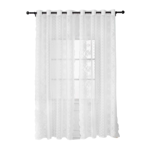 Tenda in pizzo bianco a fiori con occhielli per una decorazione accogliente