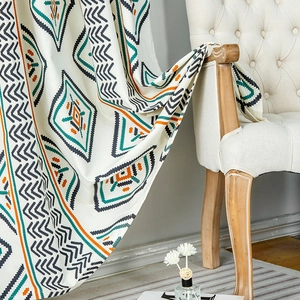 Boho-Vorhänge mit geometrischem Druck in Blau und Orange im minimalistischen Landhausstil