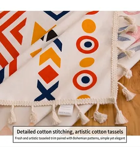 Primer plano de mantel de lino bohemio con patrones geométricos de colores y borlas de algodón