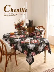 Détail de la nappe en chenille résistante à l'huile avec motifs de pivoines et franges