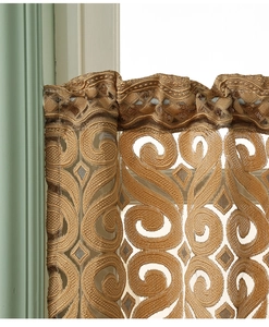 Dettaglio della tenda ricamata oro con motivi a spirale e bordo superiore a balze eleganti