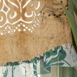Tenda da caffè retrò con ricami intricati e motivi di foglie verdi naturali