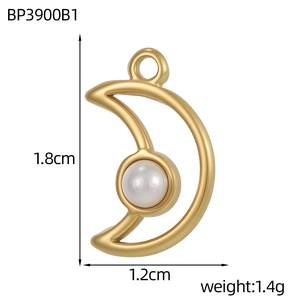 Detailansicht goldener Mondsichel-Anhänger mit weißer Perle und Maßen 1,8cm