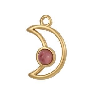 Makro-Detail des Mondsichel-Anhängers mit rosa Edelstein und mattem Gold-Finish