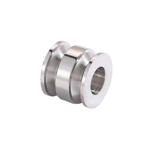 Makroaufnahme der silbernen Edelstahlperle mit gebürsteter Metallstruktur und Mittelloch