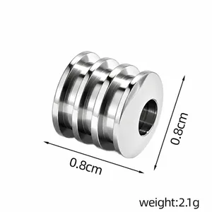 Detailansicht einer 0,8 cm silbernen Edelstahl-Charm-Perle für DIY-Schmuckherstellung