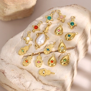 Colgantes de mano de Fátima dorados con circonitas de colores e incrustaciones de perlas