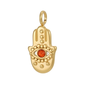 Detalle de un colgante de mano de Fátima dorado con ojo de circón rojo y acabado pulido