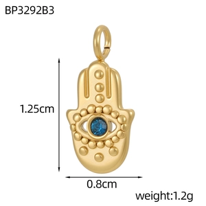 Detalle de colgante Hamsa dorado con cristal azul y medidas exactas del producto