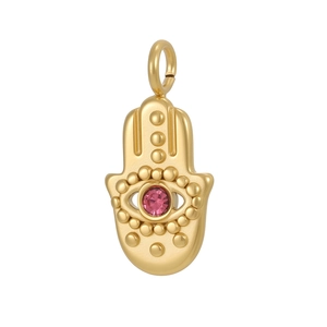 Detalle de un colgante mano de Fátima dorado con piedra rosa para diseño de joyas