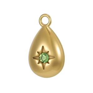 Vista de primer plano de colgante de gota dorado con circón verde y diseño de estrella