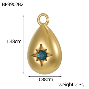 Detalle de colgante ojo turco dorado con circón azul y especificaciones de tamaño