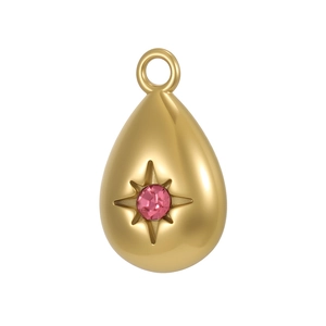 Detalle del colgante de gota dorado con circón rosa y grabado de estrella