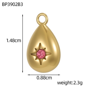 Primer plano del colgante de gota de oro con circón rosa y engaste de estrella