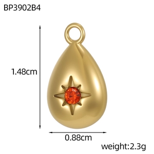 Macro de colgante de gota dorado con circón rojo que muestra dimensiones de 1,48 cm alto