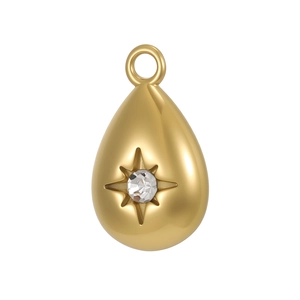 Detalle macro del colgante de gota dorado con motivo de estrella y circonita incrustada