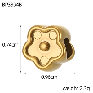 Détail macro d'une perle fleur dorée à cinq pétales avec dimensions et poids précis