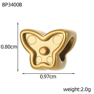Macro d'un pendentif papillon doré, dimensions 0,80 cm par 0,97 cm et poids de 2,0 g