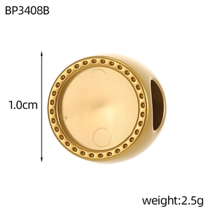 Gros plan d'une perle ronde 1,0cm en acier doré 18k pour la création de bijoux DIY