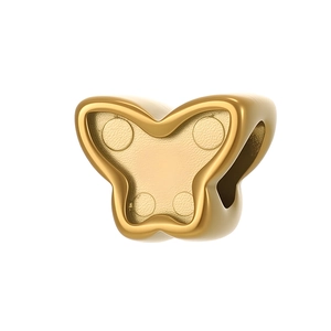 Détail d'une perle papillon dorée avec texture mate et trou pour la création de bijoux DIY