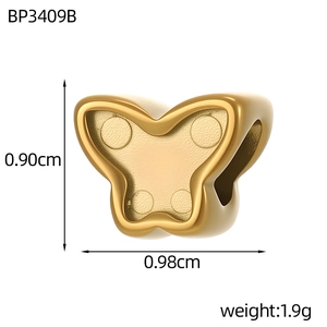 Vue détaillée du pendentif papillon en or 18 carats dimensions 0,90cm x 0,98cm et poids