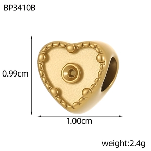Détail d'une perle en cœur doré avec bordure perlée pour création de bijoux