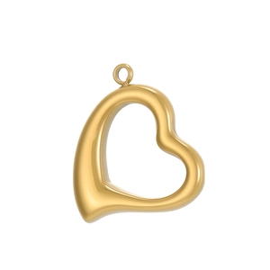 Detailansicht eines polierten goldenen Herzanhängers mit elegantem hohlem Design