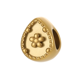 Détail d'une breloque fleur plaquée or 18k avec bordure perlée pour bijoux DIY faits main