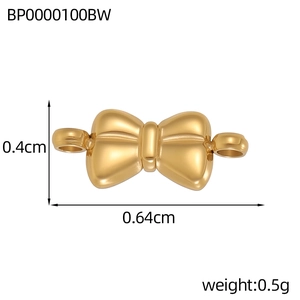 Détail du petit pendentif nœud en acier doré avec dimensions 0,64 cm et poids de 0,5 g