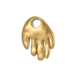 Détail du pendentif main dorée polie avec texture de métal liquide et trou de suspension