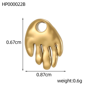 Macro d'un pendentif main dorée de 0,67x0,87cm pour la création de bijoux DIY