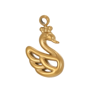 Détail d'un pendentif cygne doré avec couronne et ailes ajourées pour la bijouterie