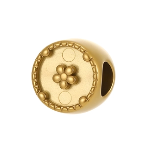 Vue détaillée d'une breloque fleur dorée avec bords perlés pour bijoux personnalisés