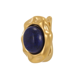 Detailansicht goldener gewellter Ohrring mit einem großen ovalen tiefblauen Naturstein