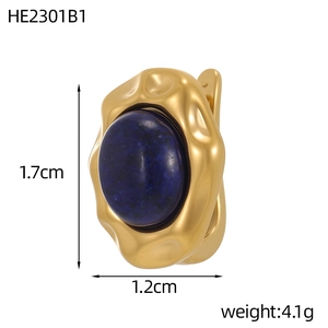 Makroansicht der matten Gold-Ohrringe mit ovalem blauem Stein, 1,7 cm Höhe