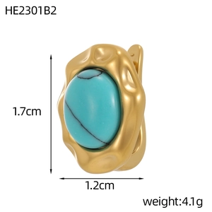 Detailansicht goldener Ohrringe mit blauem Stein und Maßangaben 1,7x1,2 cm