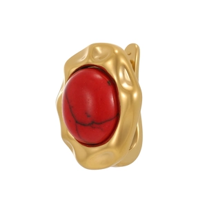 Detail eines goldenen Lava-Ohrrings mit einem großen roten ovalen Naturstein-Inlay