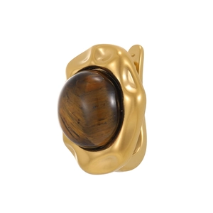 Detail eines goldenen Vintage-Ohrrings mit rundem Tigerauge-Stein und gewellter Textur