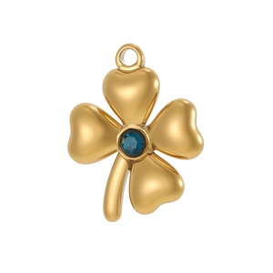 Detailansicht Gold Kleeblatt-Anhänger mit vier Herzblättern und blauem Edelstein