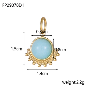 Detailed view of fan-shaped pendant with dimensions 1.5cm by 1.4cm and weight 2.2g