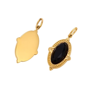 Eleganter Goldanhänger mit ovalem schwarzem Stein und Vintage-Punktrelief-Details