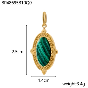 Detailsicht des Malachit-Anhängers mit Maßen 2,5 cm x 1,4 cm und Gewicht von 3,4 g